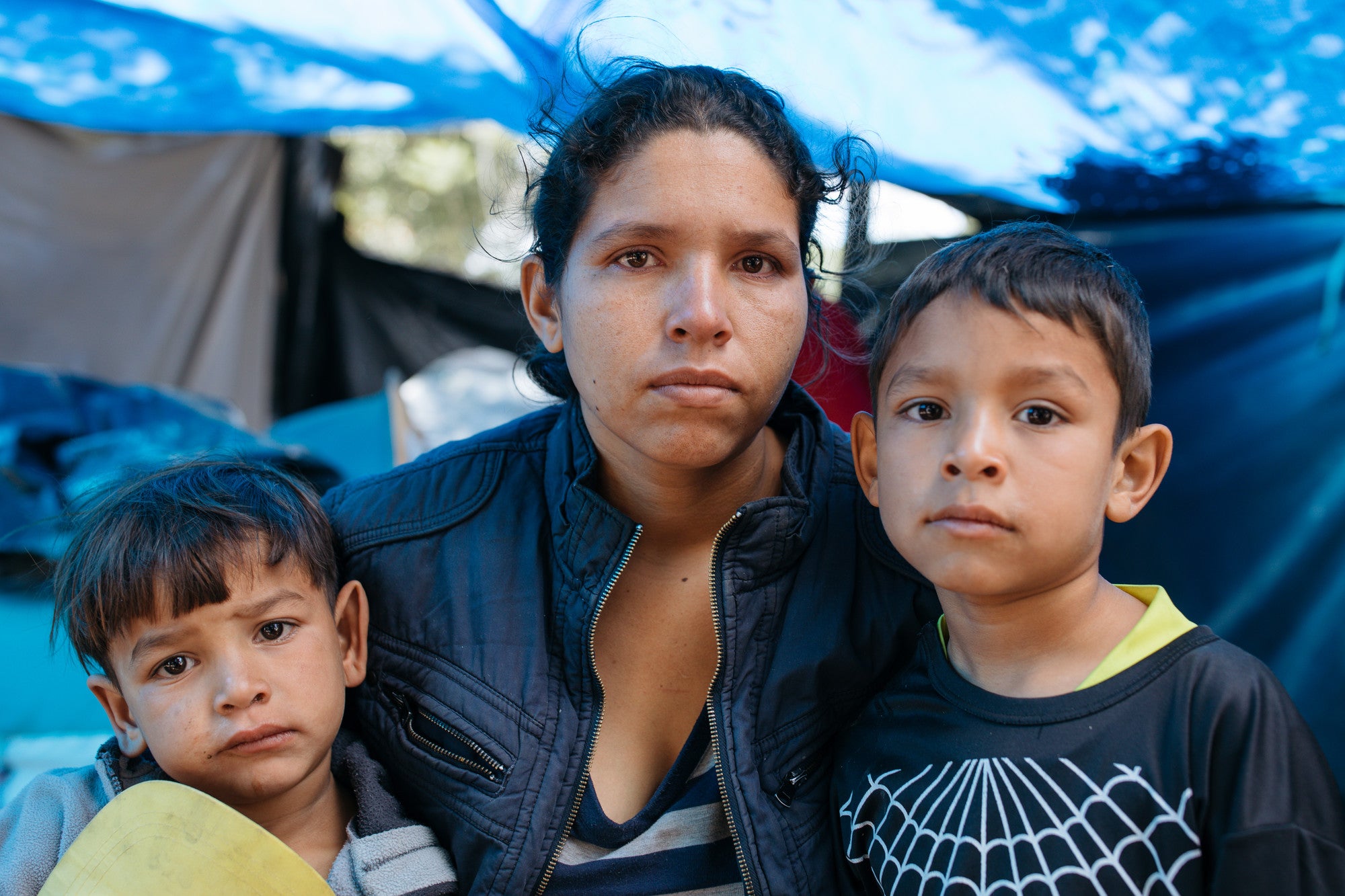 Nazereth Piloira 27 ans, attend près de la gare routière de Carcelen à Quito près du campement informel de tentes avec ses enfants en attente de dons alimentaires publics