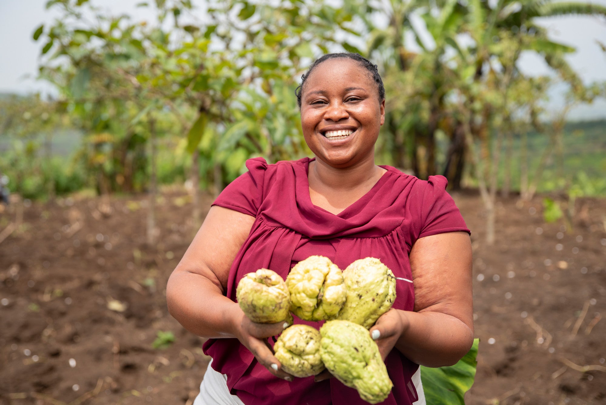 Isabelle Niyotwagirwa présente ses Luffas bio dans sa ferme de Mutaho. Ayant identifié une lacune sur le marché, Isabelle est passée de la vente de marchandises au marché à l'agriculture. Grâce à l'agriculture, elle fournit non seulement des fruits frais à des prix abordables à la communauté, mais emploie également des femmes et des jeunes dans ses fermes.