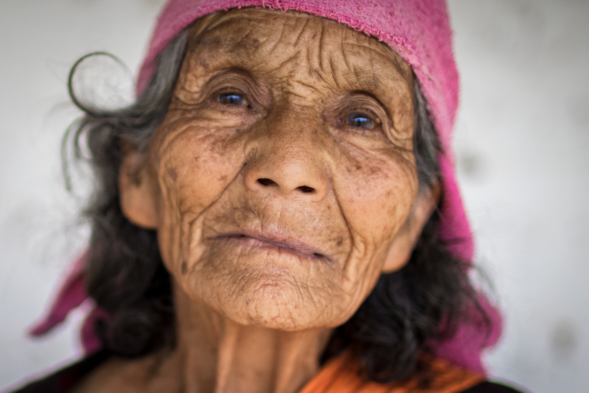 Retrato de uma mulher idosa nas montanhas ocidentais da Guatemala.
