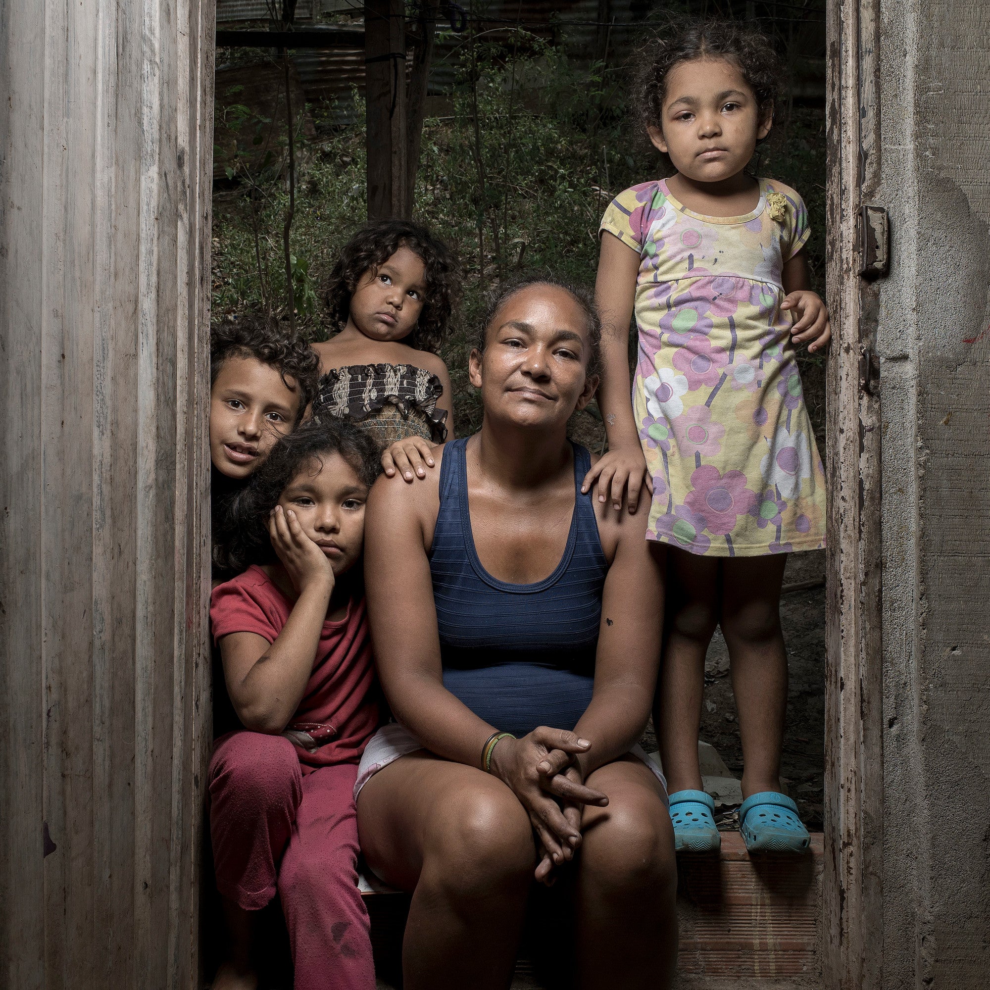 Yubisay Elena Sanchez Garcia, 42, cercada por 4 de seus 10 filhos.