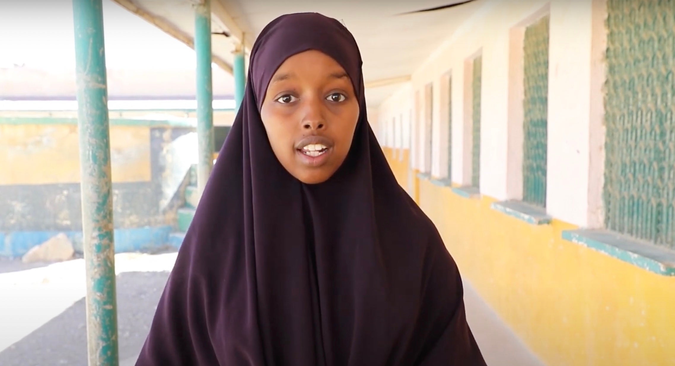 Uma menina na Somália fala com seus colegas sobre MGF