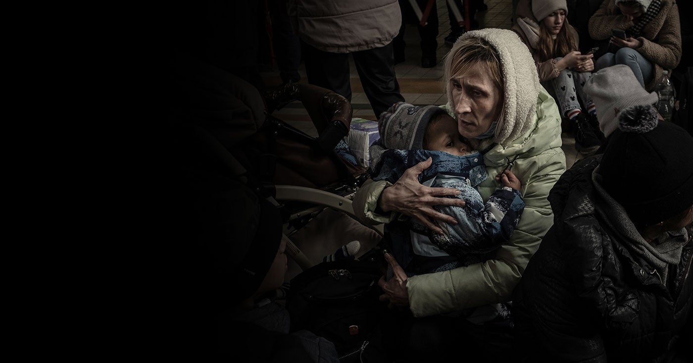 Una mujer ucraniana con sus hijos en la estación de la ciudad de Przemysl, en el sureste de Polonia, a pocos kilómetros de la frontera con Ucrania.
