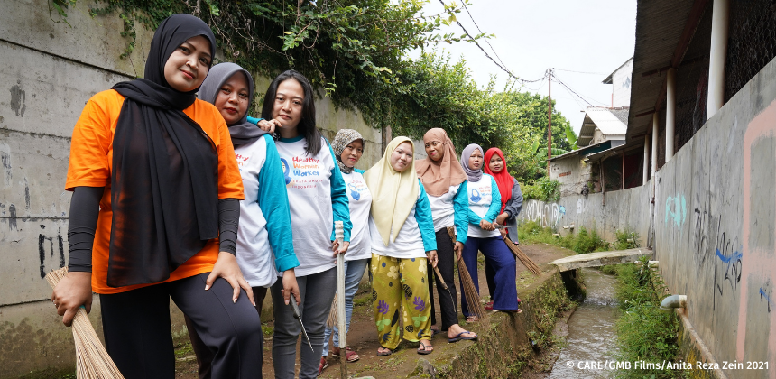 Rika avec des collègues à un projet d'eau