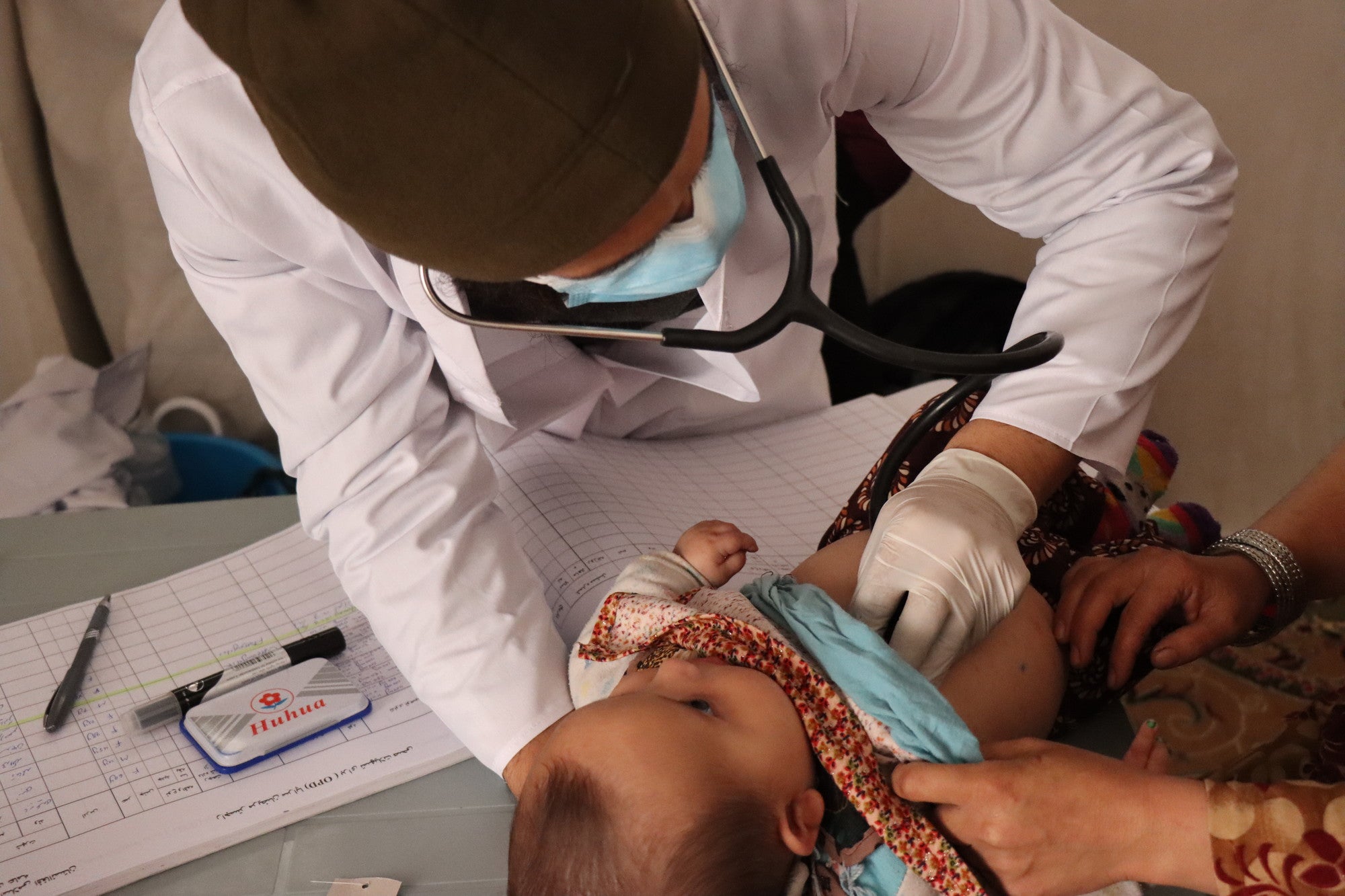 Doctor examinando al bebé con un estetoscopio