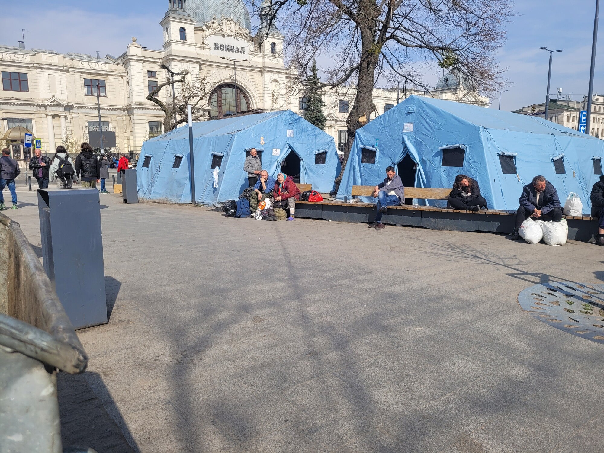 Photo de tentes devant la gare de Lviv