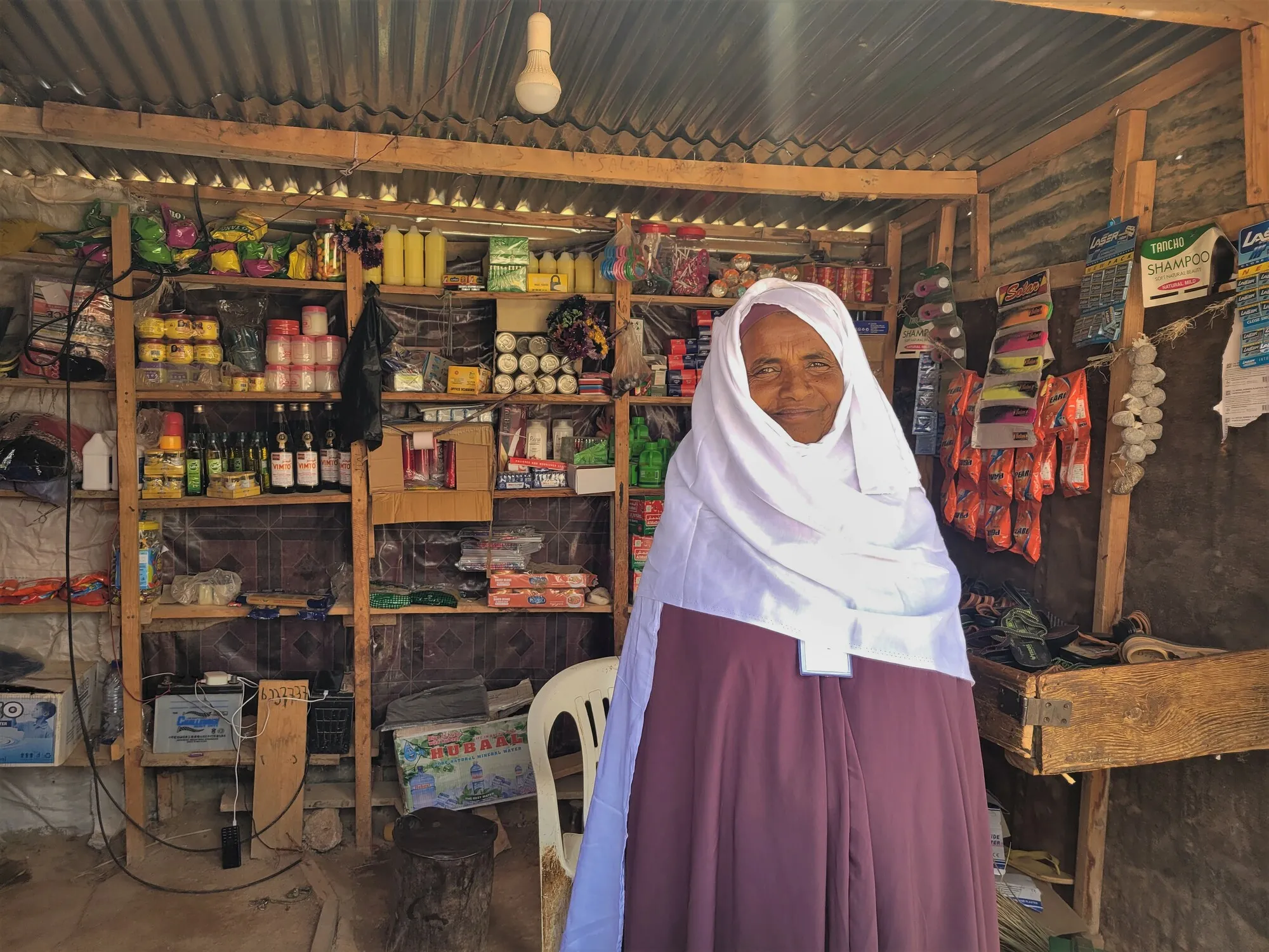 Ardo Dhunkel, de 60 años, en su pequeña tienda en un pueblo de Somalia.