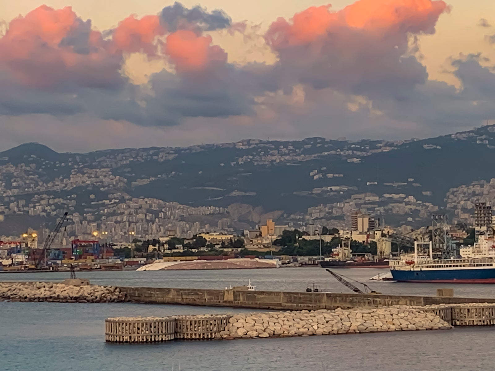 Uma foto da paisagem do porto de Beirute