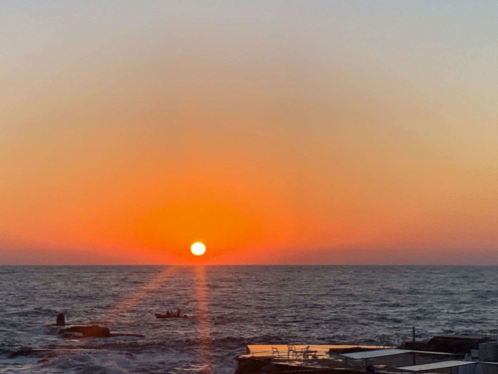 Image du coucher de soleil sur l'eau