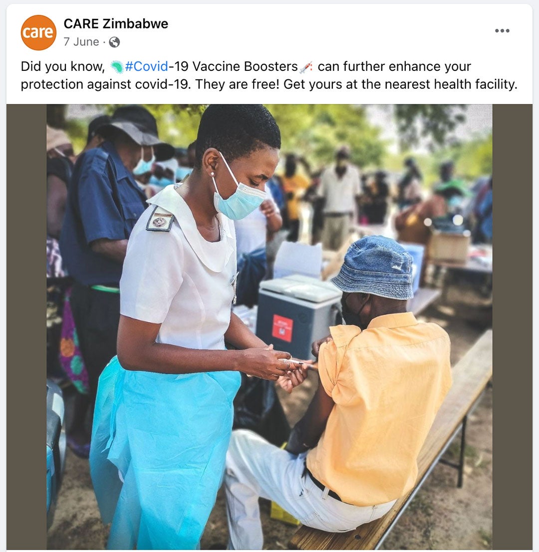 Una publicación de Facebook de CARE Zimbabue que muestra a una trabajadora de la salud dándole a un hombre un refuerzo de la vacuna contra el COVID.