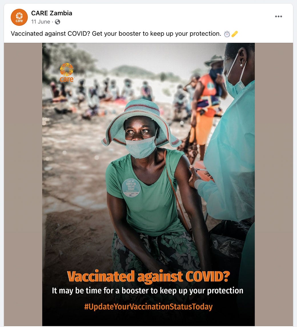 Publication Facebook de CARE Zambie montrant une femme recevant une piqûre de rappel avec les mots "Vaccinée contre le COVID ?"