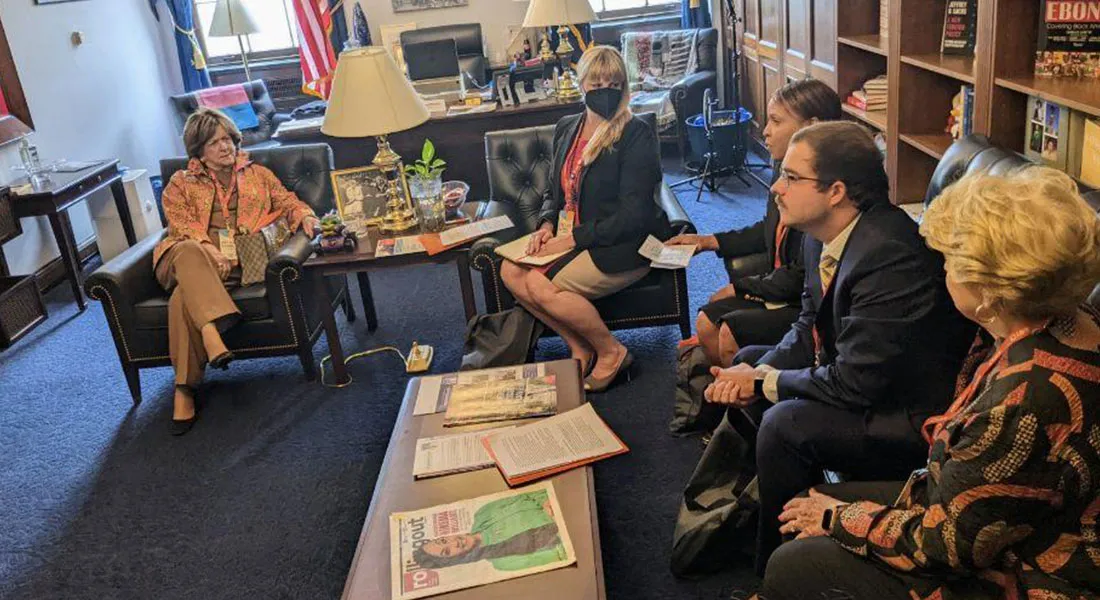Quatre membres de notre réseau CARE Women's Network plaident dans un bureau de législateurs à DC lors de l'événement de plaidoyer CARE on the Hill.