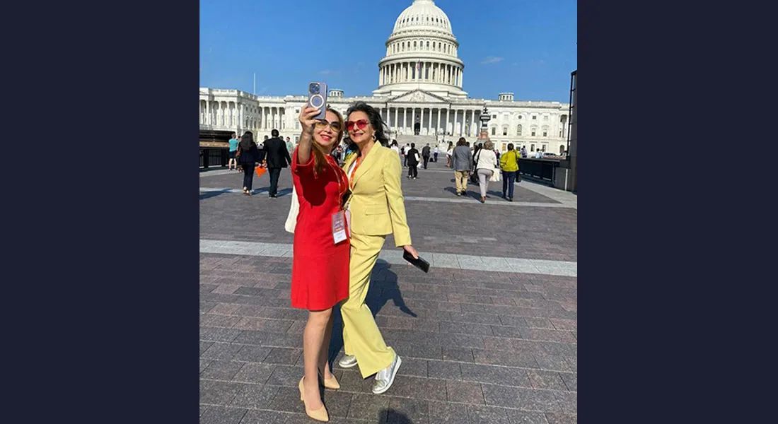 Deux membres posant devant le Capitole avant une journée de plaidoyer.