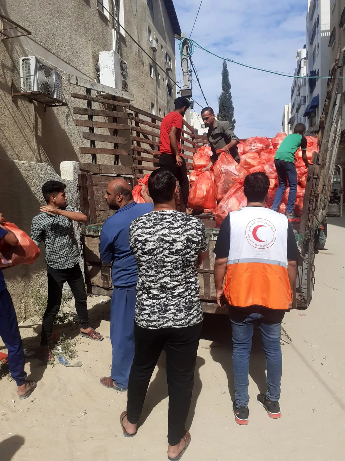 Trabalhadores humanitários descarregando um caminhão ao ar livre