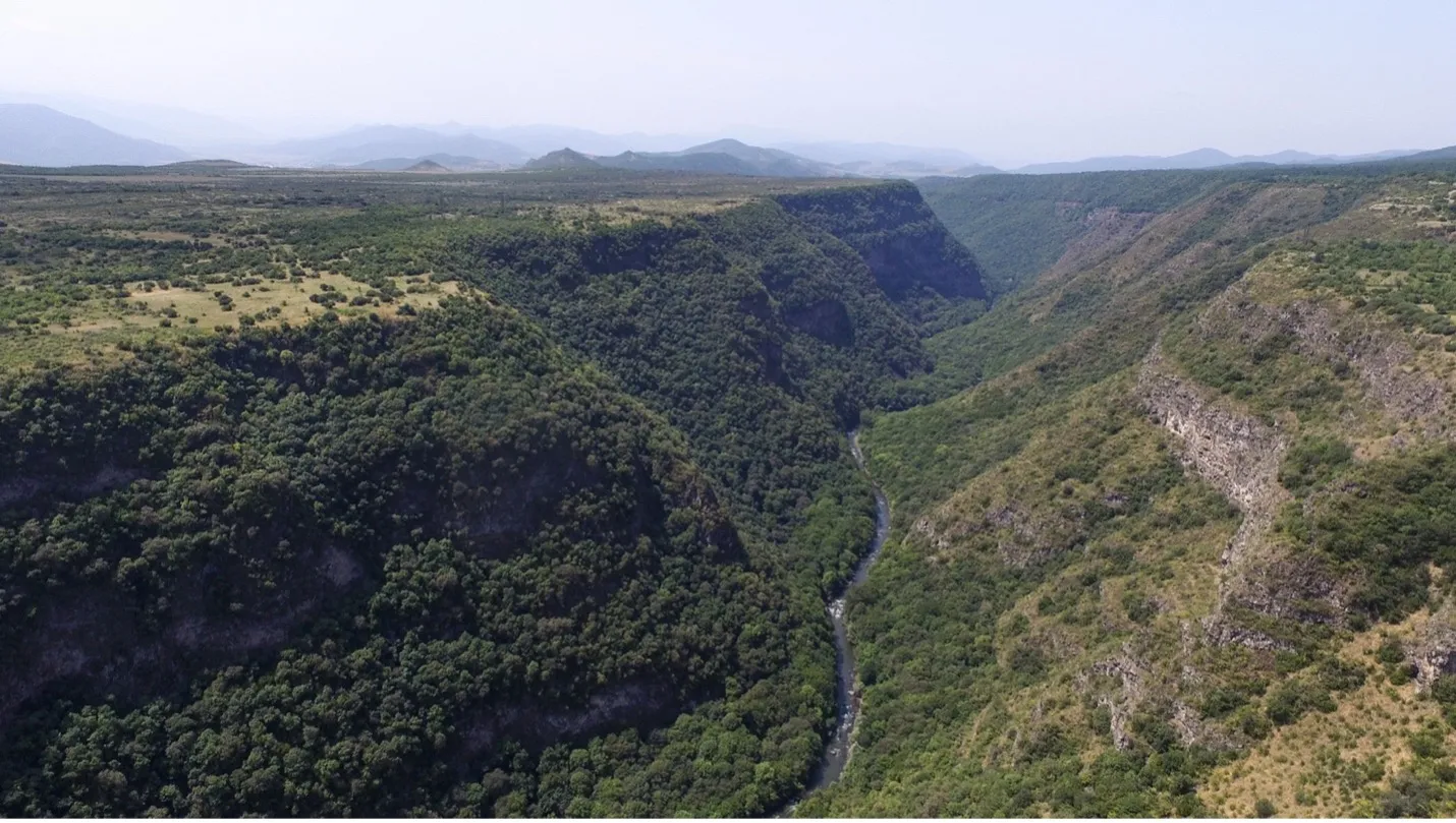 Foto panorámica de un valle de montaña verde