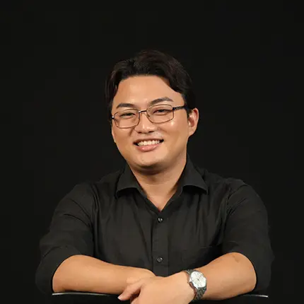 Mark Brayn Yaung headshot