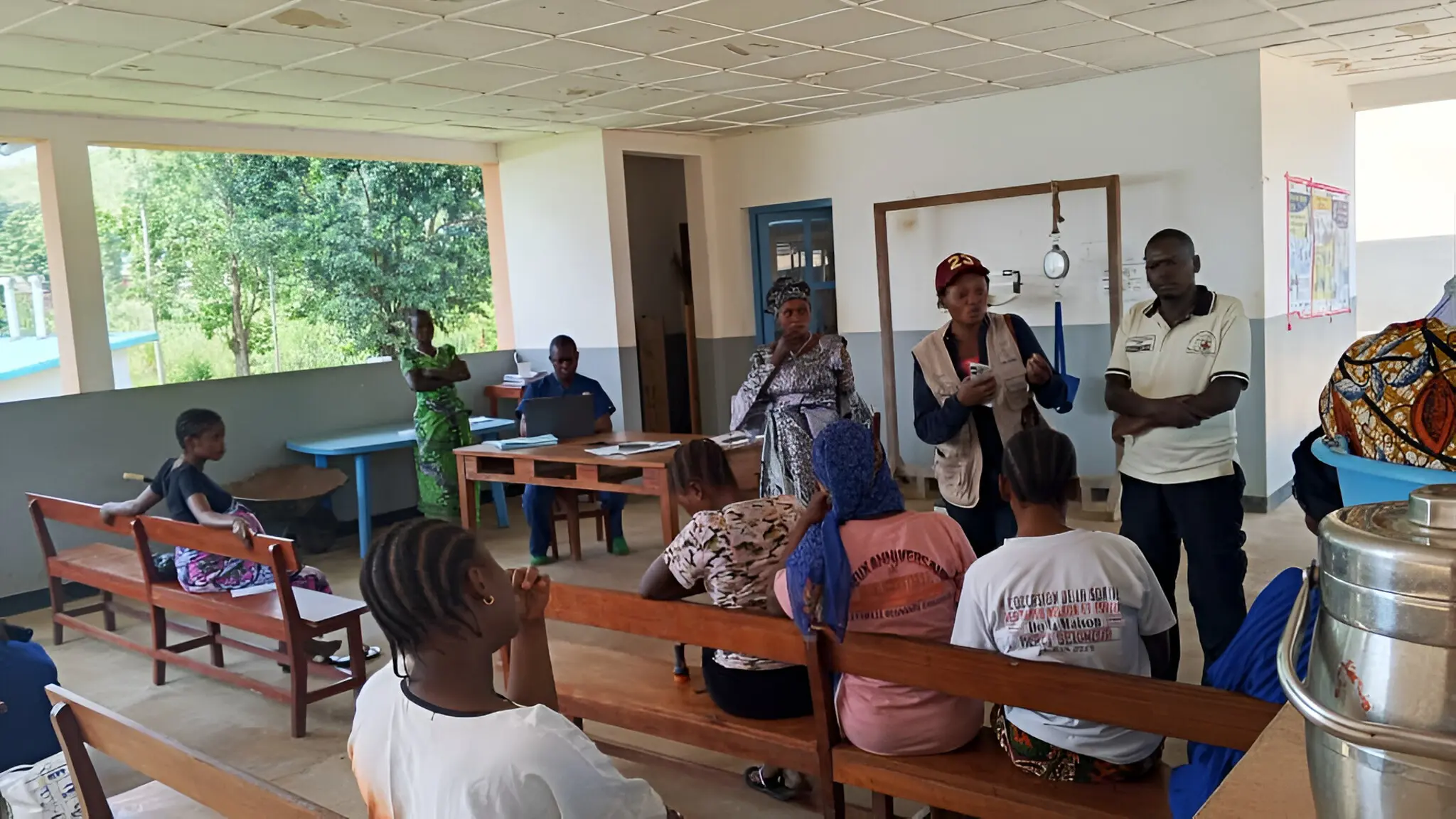 A group of people in a classroom. The class is for pregnant and breastfeeding women.