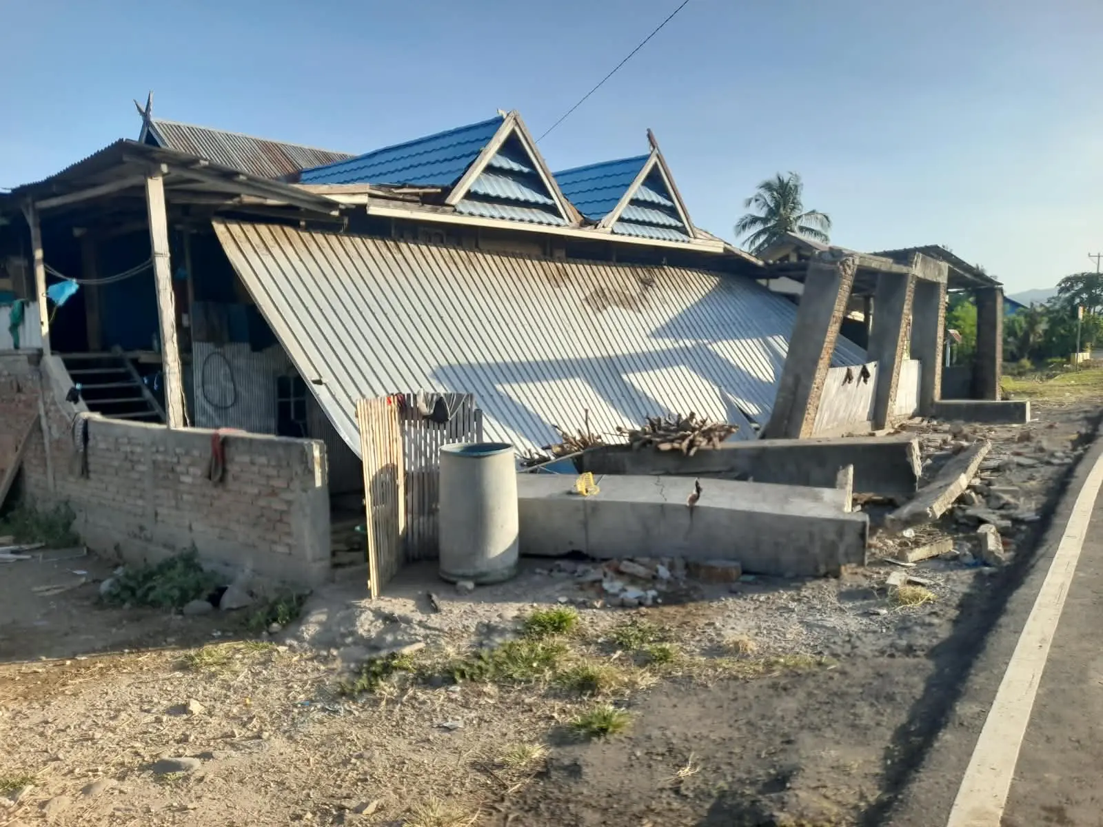 A wideshot of a building that was damaged in an earthquake.