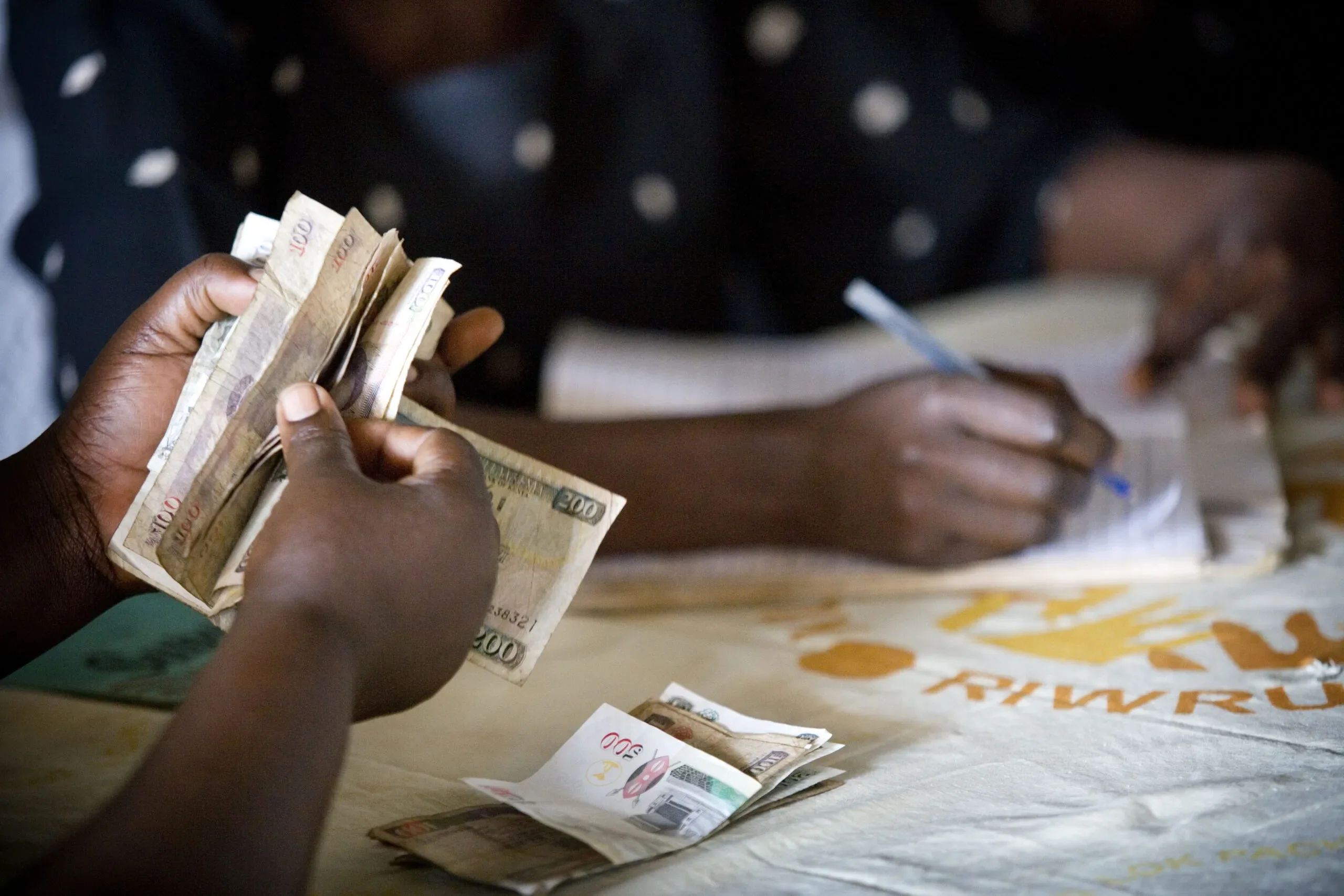 hands counting money